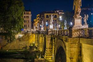Nacht Aussicht von Brücke Engel Statuen und Gebäude im Rom. foto