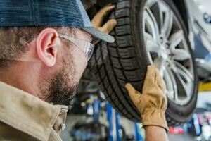 Auto Bedienung Arbeiter ersetzen Reifen und balancieren Auto Räder foto