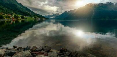 szenisch norwegisch Fjord und Umgebung Berge foto