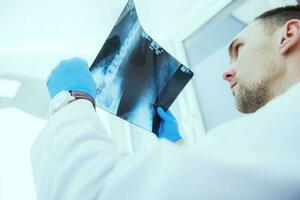 Arzt Überprüfung Röntgen Ergebnisse foto