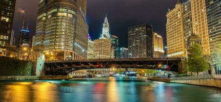 Reflexionen von Chicago Fluss Kanal beim Nacht mit Umgebung Wolkenkratzer foto