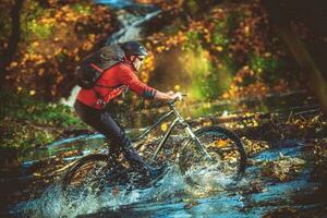 extrem Fahrrad Fluss Kreuzung foto