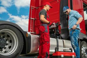 Mechaniker und LKW Treiber diskutieren Probleme und Reparatur planen foto