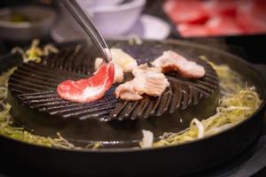 Schweinefleisch-Grill-Art auf der koreanischen Grill-Grillpfanne foto