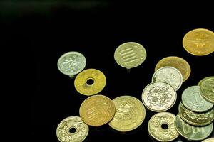 Nahansicht und oben Aussicht von Japan Währung Münzen isolieren auf schwarz Hintergrund. foto