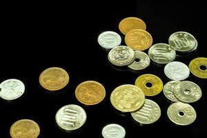 Nahansicht von Japan Währung Münzen mit Kopieren Raum isolieren auf schwarz Hintergrund. foto