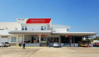 ubon Ratchathani, Thailand-Mai 12, 2023 ubon Ratchathani Mail Center oder Post Büro Gebäude mit Blau Himmel Hintergrund. das Platz zum Bedienung Menschen Versand Paket, senden Brief oder Mail und kaufen. foto