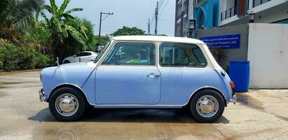 Bangkok, Thailand - - kann 18, 2023 schön Blau und Weiß klassisch Mini Cooper geparkt auf das Straße oder Straße. alt und klein Fahrzeug, Transport und Jahrgang Auto Konzept foto