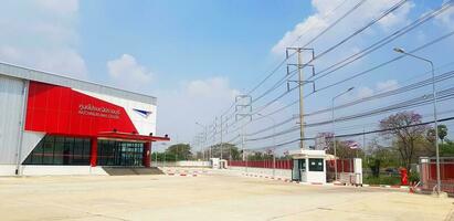 Ratchaburi, Thailand - - kann 10, 2023 Ratchaburi Mail Center oder Post Büro Gebäude mit Blau Himmel und Wolke Hintergrund. das Platz zum Bedienung Menschen Versand Paket, senden Brief oder Mail und kaufen. foto