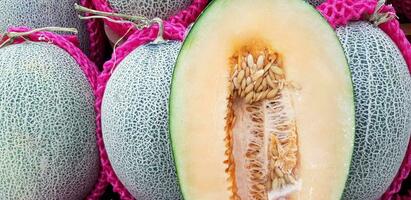 schließen oben frisch Cantaloup-Melone Stück mit zum Verkauf beim Obst Markt. Diät Essen und gesund Essen Stil. organisch Obst foto