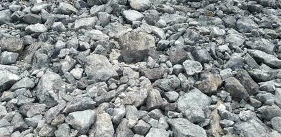 Gruppe von grau Stein oder Felsen auf Boden zum Hintergrund oder Hintergrund. schwer Material hinzufügen schwer Objekt foto