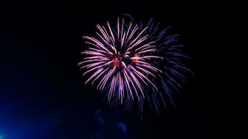 Feuerwerk Feier Über das Tempel im das dunkel Himmel foto