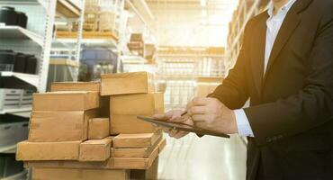 Geschäftsmann Export oder Manager Konzept mit Tablette Zwischenablage Überprüfung Waren beim Warenhaus foto
