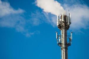 ein Heizraumturm mit Funkantennen und Mobilantennen foto