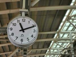 klicken beim Eisenbahn Bahnhof , Prämie Uhr beim mrt foto