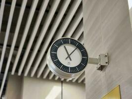 Uhr beim Eisenbahn Stationen, Prämie Uhr beim mrt foto