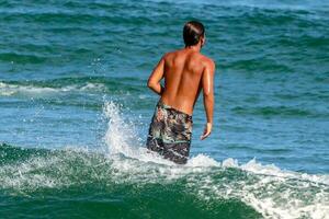 Rio de Janeiro, RJ, Brasilien, 05.08.2023 - - Surfer Reiten Wellen auf arpoador Strand, Ipanema foto