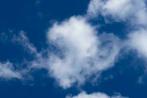 abstrakt Weiß Wolke im Blau Himmel foto