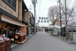 Takayama, Japan - - April 5, 2023 Tourist Gehen und Einkaufen beim das miyagawa Morgen Markt im Takayama, Japan foto