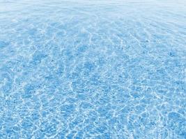 blaue Wasserbeschaffenheit mit kleinen Wellen im sonnigen Tag stock photo