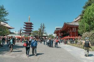 Tokio, Japan - - April 9, 2023 Menschen Gehen im senso-ji Tempel im Asakusa foto