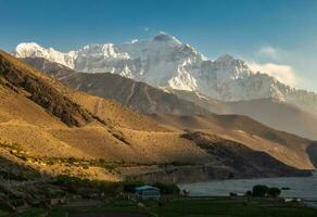 ein Schnee gekappt Berg Gipfel über das Dorf von kagbeni im Nepal foto