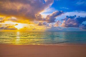 Meersandhimmelkonzept, Sonnenuntergang färbt Wolken, Horizont, horizontales Hintergrundbanner. inspirierende naturlandschaft, schöne farben, wunderbare landschaft des tropischen strandes. strand sonnenuntergang, sommerferien foto