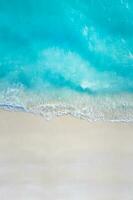 sommer seelandschaft schöne wellen, blaues meerwasser am sonnigen tag. Draufsicht von der Drohne. Meerblick, erstaunlicher tropischer Naturhintergrund. schönes helles Meer mit spritzenden Wellen und Strandsandkonzept foto