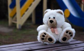 trauriger einsamer Teddybär foto