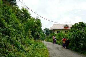 8 .. Oktober 2022, Sikkim, Indien. Straße gegenüber das Dorf und Dorfbewohner geht zu funktioniert beim sikkim foto