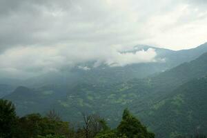 wolkig Berg Angebot Aussicht beim Osten sikkim foto