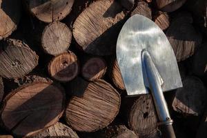 alte rostige Schaufel an alte Holzwand gelehnt foto