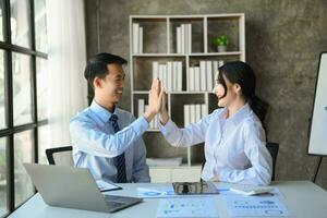 business show me the joy hi five hands mit geschäftsfrauen, die den erfolg des unternehmens feiern. foto