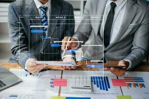 Projektmanager arbeitet und aktualisiert Aufgaben mit Meilensteinen, Fortschrittsplanung und Gantt-Diagramm, Planungsdiagramm. Geschäftsstraßenbahn, die im Büro arbeitet foto