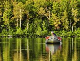 ein Fischer, der zum See zurückkehrt foto