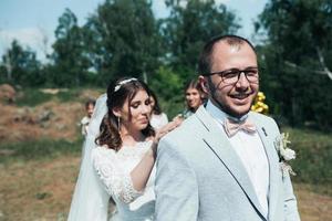 Hochzeitsfotografie von Emotionen der Braut und des Bräutigams an verschiedenen Orten