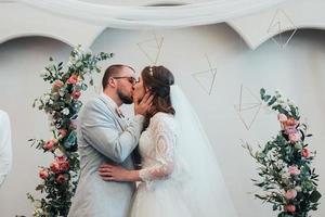 Hochzeitsfotografie küssen Braut und Bräutigam an verschiedenen Orten