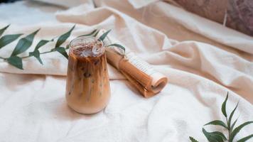 Glas Kaffee mit Milch auf einer weißen Leinwand foto