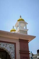 gurudwara sis ganj sahib ist einer der neun historischen gurdwaras in alt delhi in indien, sheesh ganj gurudwara in chandni chowk, gegenüber dem roten fort in alt delhi indien foto