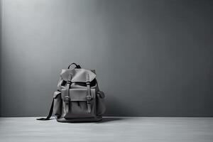 0512. Schule Tasche im Vorderseite von Licht grau Mauer. generativ ai foto