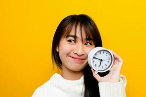 Menschen und Zeit. Mädchen und seine Weiß Alarm Uhr. Bedeutung von Zeit das Wert von Zeit verbraucht im Leben Zeit Konzept und Pünktlichkeit im Arbeit foto