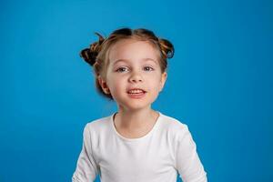 Porträt von ein klein glücklich Mädchen von slawisch Aussehen auf ein Blau Hintergrund. Platz zum Text foto