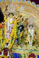 göttin durga mit traditionellem blick in nahansicht bei einem südkolkata durga puja, durga puja idol, einem größten hindu-navratri-festival in indien foto