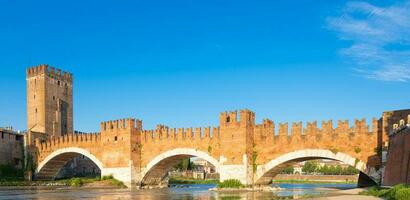 Verona, Italien. Castelvecchio-Brücke über die Etsch. Besichtigung der alten Burg bei Sonnenaufgang. foto