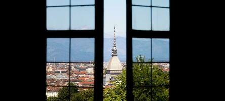 turin - italien - urbane skyline mit mole antonelliana gebäude, blauem himmel und alpen. foto