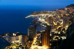 monte-carlo-panorama bei nacht beleuchtet. Stadtlandschaft mit Luxusarchitektur. foto