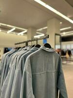 Hemden hängend auf ein Aufhänger. Stil und Kleiderschrank zum Frauen. Einkaufen. foto