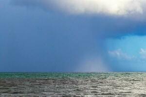 Gewitter stark Monsun Regen Hurikan düster Wolken playa del Carmen. foto