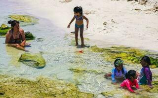 playa del carmen Quintana roo Mexiko 2023 tropisch Karibik Strand klar Wasser Mexiko Kinder spielen im Sand. foto