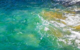 Surfer Wellen Türkis Blau Wasser Felsen Klippen Felsbrocken puerto escondido. foto